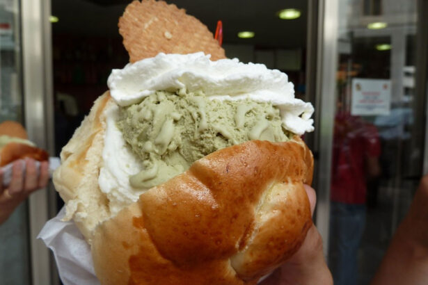 Sui social dilaga la protesta contro i prezzi della gelateria artigianale siciliana. Il presidente di Fipe Confcommercio Catania smonta la narrativa del caro-gelato con numeri alla mano.Cinque euro per una brioche farcita col gelato. Tanto basta, nell'era dei social, per innescare un dibattito che in pochi giorni ha travolto bar e gelaterie di tutta la Sicilia. Ma dietro la polemica virale si nasconde, secondo Dario Pistorio, presidente di Fipe Confcommercio Catania, una lettura distorta della realtà economica dell'artigianato isolano.