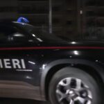 I carabinieri della Stazione di Valguarnera hanno sventato in flagranza una truffa del "falso carabiniere", arrestando un uomo di 39 anni originario di Troina già noto alle forze dell'ordine. L'anziana vittima stava per consegnare una busta piena di gioielli al malvivente quando i militari sono intervenuti, restituendole gli oggetti preziosi e mettendola in salvo dal raggiro.