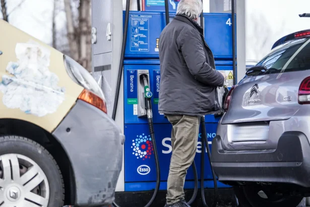 “Il caro carburanti è un problema reale e immediato per centinaia di lavoratori costretti ogni giorno a sostenere costi sempre più elevati per gli spostamenti casa-lavoro. Non può essere ignorato. Il lavoro agile rappresenta una soluzione praticabile, seppur parziale, che può incidere da subito sulla riduzione dei costi. Il trasporto pubblico non sempre può essere considerata una reale alternativa all’auto sia perché non copre davvero ogni parte dei territori che perché, tante volte, è un servizio che lascia a desiderare”. Lo dichiarano il segretario regionale Ugl Sicilia, Carmelo Giuffrida e il segretario provinciale Ugl Catania, Giovanni Musumeci.
