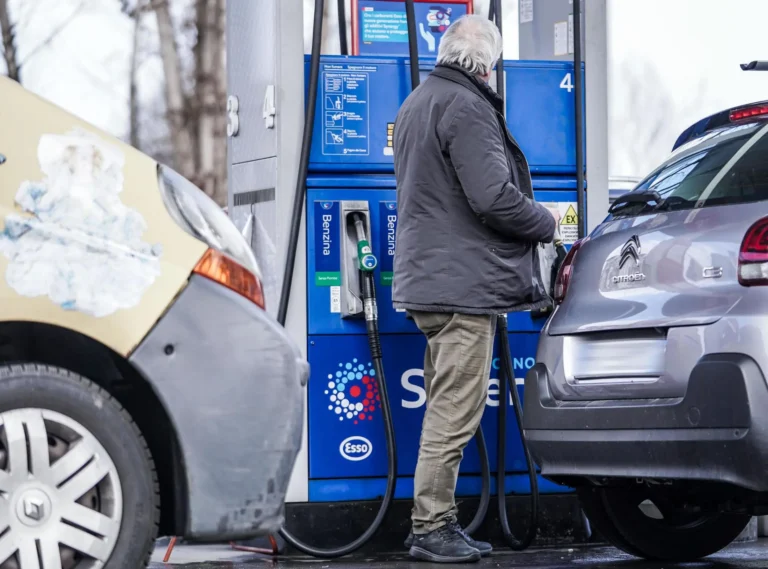 caro carburanti la ricetta cgil scontistiche sui mezzi pubblici e piu smart working in azienda