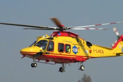 Doveva essere una domenica di moto cross e libertà tra i sentieri della campagna trapanese. Si è trasformata, invece, in una corsa contro il tempo. Un uomo di 49 anni originario di Marsala è rimasto gravemente ferito dopo essere caduto dalla sua moto da cross nelle campagne di Castelvetrano, in una zona sterrata nei pressi del Lago Trinità.