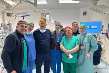 Un delicatissimo intervento di chirurgia maxillo-facciale, eseguito all'ospedale San Marco di Catania con il contributo di uno dei massimi esperti mondiali del settore Ernesto Pasquini, direttore dell'Otorinolaringoiatria dell'Ausl di Bologna, ha salvato la vita a un bambino di dieci anni con un tumore raro e aggressivo.