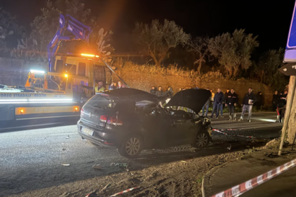 È una vera e propria tragedia della strada l'incidente stradale avvenuto questa sera lungo la strada statale 113, nel tratto di Acquedolci, nel Messinese. Il violento scontro tra due veicoli, di cui avevamo dato notizia nelle scorse ore, si è rivelato fatale: due persone hanno perso la vita.Le vittime sono Domenico Gerbino e il suocero Antonio Criscì, entrambi residenti a Caronia, che viaggiavano a bordo dello stesso veicolo. Uno dei due è stato sbalzato sull'asfalto dall'impatto, mentre l'altro è rimasto intrappolato tra le lamiere dell'auto, ribaltata a seguito della collisione. I Vigili del Fuoco hanno lavorato a lungo per estrarre i corpi dall'abitacolo.