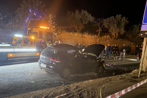 È una vera e propria tragedia della strada l'incidente stradale avvenuto questa sera lungo la strada statale 113, nel tratto di Acquedolci, nel Messinese. Il violento scontro tra due veicoli, di cui avevamo dato notizia nelle scorse ore, si è rivelato fatale: due persone hanno perso la vita.Le vittime sono Domenico Gerbino e il suocero Antonio Criscì, entrambi residenti a Caronia, che viaggiavano a bordo dello stesso veicolo. Uno dei due è stato sbalzato sull'asfalto dall'impatto, mentre l'altro è rimasto intrappolato tra le lamiere dell'auto, ribaltata a seguito della collisione. I Vigili del Fuoco hanno lavorato a lungo per estrarre i corpi dall'abitacolo.