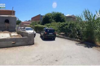 La Guardia di Finanza di Messina ha scoperto una frode da oltre 83.500 euro ai danni del PNRR: un imprenditore di Reitano, nel Messinese, ha intascato un contributo pubblico destinato all'installazione di un impianto fotovoltaico dichiarando di svolgere un'attività agricola che in realtà non esisteva.