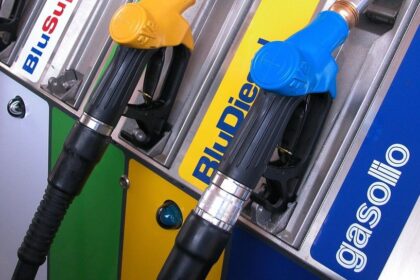 Nuova impennata dei prezzi dei carburanti in Sicilia e cresce l’allarme tra famiglie, lavoratori e pendolari proprio mentre si avvicina il weekend di Pasqua. A due giorni dalla domenica pasquale, benzina e gasolio continuano infatti a salire, con il rischio concreto che migliaia di automobilisti siano costretti a sostenere costi ancora più elevati per spostarsi in una regione dove l’auto rappresenta una necessità quotidiana.