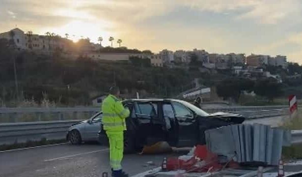 Tre persone sono rimaste ferite in un incidente stradale avvenuto sull'autostrada A19, all'altezza dello svincolo di Altavilla Milicia, in direzione Palermo. Lo scontro tra due auto, verificatosi quasi all'imbrunire, ha distrutto entrambi i veicoli e ha richiesto l'intervento dei vigili del fuoco per estrarre dalle lamiere una persona rimasta intrappolata.