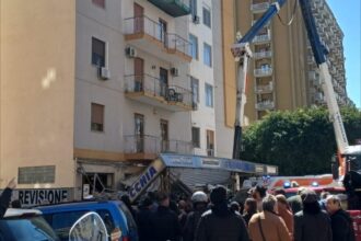 Tragedia a Palermo: due operai morti dopo il ribaltamento di una gru in via Marturano. Ferito un terzo lavoratore