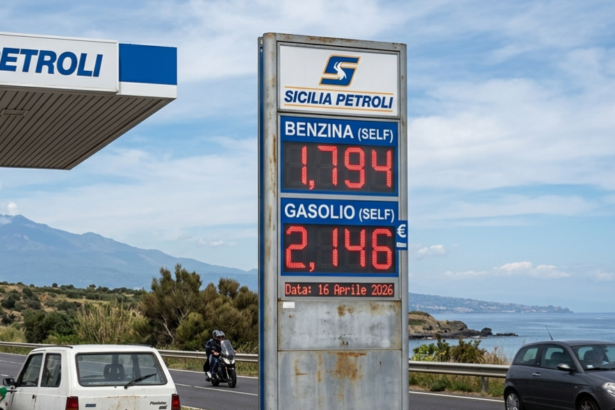 La Sicilia si conferma tra le regioni più care d’Italia sul fronte dei carburanti. Secondo l’elaborazione del Codacons sui dati ufficiali del Ministero delle Imprese e del Made in Italy aggiornati al 16 aprile 2026, nell’Isola il prezzo medio della benzina self si attesta a 1,794 euro al litro, mentre quello del gasolio self raggiunge 2,146 euro al litro. Per la benzina, la Sicilia è terza in Italia dopo Basilicata e Calabria; sul gasolio, l’Isola si colloca comunque nella fascia più alta della classifica nazionale, preceduta da Friuli Venezia Giulia e Calabria.