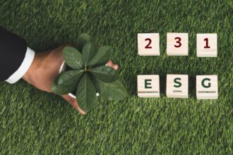 Viviamo in uno scenario economico sempre più complesso e in continua evoluzione, dove diventa complicato prendere decisioni di investimento a causa dell'inflazione, dei tassi di interesse ballerini e delle imprevedibili varianti geopolitiche che stravolgono i mercati. Tuttavia, se l'investimento fino a qualche anno fa sembrava una materia destinata a pochi eletti, oggi ci sono molti strumenti chiari e personalizzabili, che consentono anche al cittadino medio di investire con oculatezza e lungimiranza.