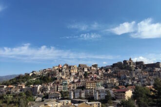 CASTIGLIONE DI SICILIA (Catania) –Lunedì mattina il Prefetto di Catania Dott. Pietro Signoriello ha consegnato al Sindaco di Castiglione di Sicilia, Concetto Stagnitti, la pergamena attestante il titolo onorifico di Città, concesso con Decreto del Presidente della Repubblica lo scorso 13 marzo. Si conclude così l’iter avviato l’anno scorso con la Commissione straordinaria presieduta dalla dott.ssa Maria Salerno. Presenti alla cerimonia di consegna gli assessori Nadia Di Carlo, Oriana Tornatore, Gaetano Buda, Vincenzo Urzì, il Presidente del Consiglio Comunale Damiano Scavera, il segretario generale dott. Giuseppe Cicala che ha seguito da vicino l’iter in questi mesi e Michele La Rosa il responsabile del procedimento che curato la relazione a supporto dell’istanza. Castiglione, è una realtà tra le più importanti in Sicilia nel settore turistico e vitivinicolo, è che fa parte da tempo de I Borghi più Belli d’Italia, delle Città del Vino, delle Città dell’Olio. Il titolo di città, ai sensi dell’art. 18 del T.U.E.L., può essere attribuito, su proposta del Ministro dell’Interno, “ai comuni insigni per ricordi, monumenti storici e per l’attuale importanza” e rappresenta per il Comune di Castiglione di Sicilia, un importante riconoscimento al patrimonio storico, culturale e naturalistico, Il territorio e il suo centro storico custodiscono un patrimonio artistico che riflette le influenze e gli stili culturali dei popoli che vi sono passati nel corso degli anni. Simbolo della cittadina è il Castello di Lauria che domina il borgo dall’alto offrendo un’ampia vista tra il vulcano Etna e il fiume Alcantara. Nel corso della cerimonia il Prefetto di Catania si è congratulato con il Sindaco per l’importante riconoscimento conferito dal Capo dello Stato che avvalora l’identità di questo territorio. Il riconoscimento del titolo di Città consentirà di definire e concludere pure l’iter già avviato l’anno scorso per il riconoscimento dello stemma ufficiale dell’Ente, la cui procedura era ferma dal 1928. “Siamo orgogliosi di questo titolo che attesta l’importanza storica che ha avuto il nostro territorio e che ci darà anche l’opportunità di crescita culturale, sviluppo economico e sociale” – dice il sindaco Concetto Stagnitti che martedì sera ha ufficializzato la notizia anche al consiglio comunale.