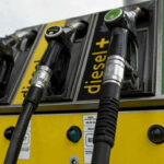 Anche oggi in Sicilia i carburanti si mantengono su livelli superiori alla media nazionale, con il rischio concreto che il loro costo finisca per ripercuotersi ben oltre il pieno e per pesare sull'intera economia dell'isola. I dati ufficiali pubblicati dal Ministero delle Imprese e del Made in Italy indicano per il 13 aprile una benzina self a 1,803 euro al litro e un gasolio self a 2,170 euro al litro in Sicilia.