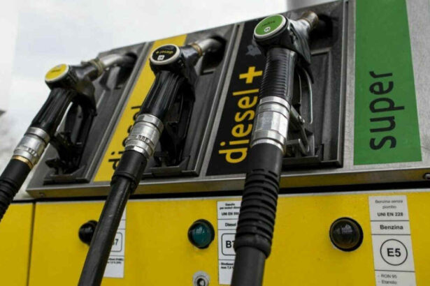 Anche oggi in Sicilia i carburanti si mantengono su livelli superiori alla media nazionale, con il rischio concreto che il loro costo finisca per ripercuotersi ben oltre il pieno e per pesare sull'intera economia dell'isola. I dati ufficiali pubblicati dal Ministero delle Imprese e del Made in Italy indicano per il 13 aprile una benzina self a 1,803 euro al litro e un gasolio self a 2,170 euro al litro in Sicilia.