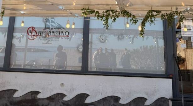 Sferracavallo, 24 ore di terrore: kalashnikov e poi il salone distrutto, «Contributi a fondo perduto per le imprese colpite» A distanza di sole 24 ore dall'attacco a colpi di kalashnikov contro un ristorante di via Torretta, un salone da barba nelle vicinanze è stato preso di mira nella notte. Ignoti hanno sfondato la vetrina con dei massi, rubando attrezzature e contanti dalla cassa. Un episodio che i carabinieri non leggono come un semplice furto. Il ritrovamento di un manichino con parrucca appeso a una cabina elettrica nelle vicinanze rafforza l'ipotesi di un messaggio intimidatorio legato al racket.