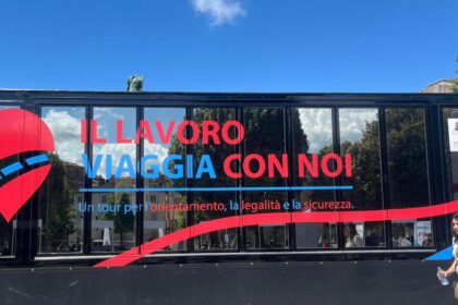 Sedici aziende alla ricerca di personale e, dall'altra parte, l'Università e tredici istituti di Palermo e provincia pronti a mettere in campo i propri studenti in una piazza Verdi trasformata in un vero e proprio "villaggio del lavoro".