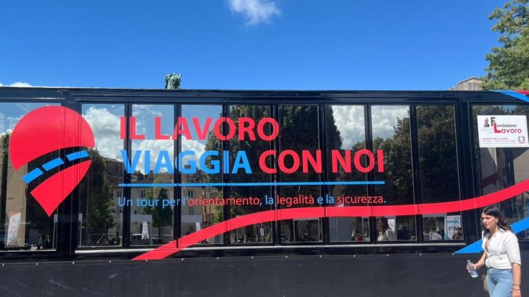 Sedici aziende alla ricerca di personale e, dall'altra parte, l'Università e tredici istituti di Palermo e provincia pronti a mettere in campo i propri studenti in una piazza Verdi trasformata in un vero e proprio "villaggio del lavoro".