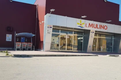 Colpo al centro commerciale "Il Mulino" in contrada Bassetto, a San Cipirello. Un commando di ladri ha preso di mira il negozio di elettrodomestici Expert, portando via 110 smartphone per un valore di 40mila euro. Il furto è avvenuto nel corso della notte.