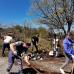 CASTIGLIONE DI SICILIA (Catania) – L’iniziativa è ancora alla prima edizione, ma ha registrato già notevole successo. Nel fine settimana numerosi volontari hanno così partecipato all’iniziativa lanciata dall’Amministrazione comunale, in particolare modo dal sindaco Concetto Stagnitti e dall’assessore Gaetano Buda. Per questa prima edizione de la “Giornata ecologica - Strade dell’Etna”, si è scelto di intervenire lungo la strada di collegamento che congiunge la frazione di Rovittello, lungo la SS 120, alla strada Quota Mille, arteria trasformata da tempo in una sorta di discarica a cielo aperto. Una strada che attraversa e congiunge anche molte cantine e vigneti, transitata da molti turisti.