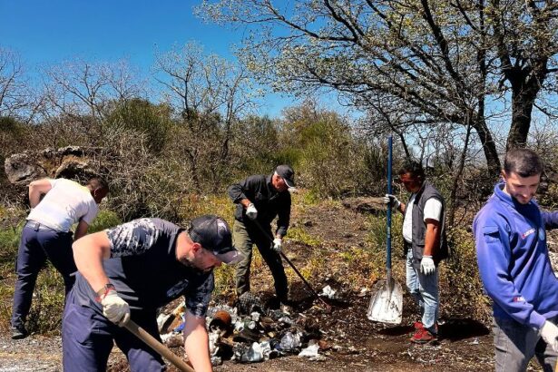 CASTIGLIONE DI SICILIA (Catania) – L’iniziativa è ancora alla prima edizione, ma ha registrato già notevole successo. Nel fine settimana numerosi volontari hanno così partecipato all’iniziativa lanciata dall’Amministrazione comunale, in particolare modo dal sindaco Concetto Stagnitti e dall’assessore Gaetano Buda. Per questa prima edizione de la “Giornata ecologica - Strade dell’Etna”, si è scelto di intervenire lungo la strada di collegamento che congiunge la frazione di Rovittello, lungo la SS 120, alla strada Quota Mille, arteria trasformata da tempo in una sorta di discarica a cielo aperto. Una strada che attraversa e congiunge anche molte cantine e vigneti, transitata da molti turisti.