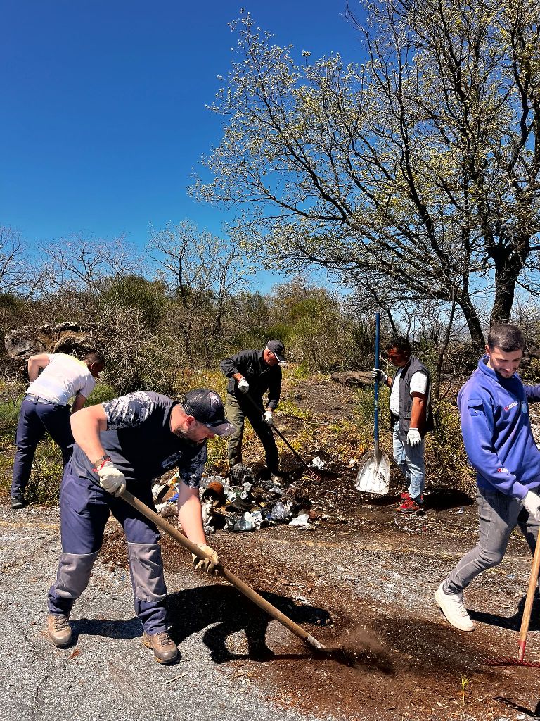 Rimossi 20.000 kg di rifiuti lungo la strada di collegamento tra Rovittello e la Quota Mille – Grande successo per la Giornata Ecologica Strade dell’Etna