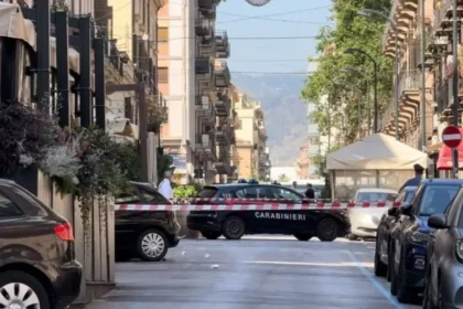 Una ragazza di 21 anni è stata raggiunta da un proiettile alla testa questa notte in via La Lumia, a Palermo. Ricoverata in codice rosso a Villa Sofia, dovrà essere operata: il proiettile ha fratturato l'osso frontale ed è rimasto sotto cute.