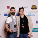 ROMA :Si è conclusa con successo la diciannovesima edizione del Festival Internazionale del Cinema Sociale "Tulipani di Seta Nera", svoltasi a Roma presso il The Space Cinema Moderno. Tra i protagonisti di questa edizione spiccano i nomi dei comunicatori siciliani Jasper Godel e Simone Prestigiacomo, noti al pubblico per il progetto podcast "Italian Brothers" (simo Jasp podcast tv su facebook)Selezionati tramite bando nazionale, i due professionisti hanno ricoperto il ruolo di giurati ufficiali all'interno della Giuria CSTS (Cinema, Spettacolo e Terzo Settore) .Il festival, da anni punto di riferimento per il cinema legato alla diversità, alla transizione ecologica e ai diritti umani, ha visto la giuria impegnata nella valutazione di cortometraggi e documentari provenienti da tutto il mondo. Godel e Prestigiacomo hanno portato l'esperienza del loro format di comunicazione digitale all'interno del comitato valutativo, contribuendo attivamente all'assegnazione dei premi collaterali per le opere che meglio hanno saputo raccontare le fragilità sociali con linguaggi innovativi.Al termine dell'esperienza, i due giurati hanno voluto esprimere il proprio profondo riconoscimento ai vertici della kermesse: "Desideriamo rivolgere un ringraziamento speciale al Presidente del Festival, Diego Righini, alla Direttrice Artistica Paola Tassone e uno degli autori Tommaso Martinelli", dichiarano Jasper Godel e Simone Prestigiacomo. "La loro straordinaria accoglienza e la fiducia che hanno riposto nel nostro operato ci hanno permesso di vivere un'esperienza formativa unica. Grazie alla loro guida lungimirante, il festival si conferma un'eccellenza capace di unire il cinema d'impegno civile alla freschezza dei nuovi linguaggi digitali e della comunicazione indipendente".Il percorso dei due giurati ai Tulipani di Seta Nera rappresenta un importante traguardo per il progetto Italian Brothers, segnando un ponte diretto tra le nuove generazioni di creator e i più prestigiosi palcoscenici cinematografici nazionali.Con gli occhi già puntati al futuro e carichi di entusiasmo per questa sinergia tra cinema e nuovi media, Jasper e Simone concludono: "Adesso aspettiamo la 20esima!".