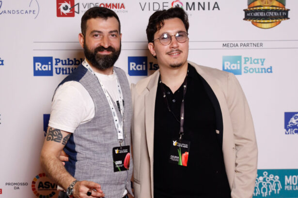 ROMA :Si è conclusa con successo la diciannovesima edizione del Festival Internazionale del Cinema Sociale "Tulipani di Seta Nera", svoltasi a Roma presso il The Space Cinema Moderno. Tra i protagonisti di questa edizione spiccano i nomi dei comunicatori siciliani Jasper Godel e Simone Prestigiacomo, noti al pubblico per il progetto podcast "Italian Brothers" (simo Jasp podcast tv su facebook)Selezionati tramite bando nazionale, i due professionisti hanno ricoperto il ruolo di giurati ufficiali all'interno della Giuria CSTS (Cinema, Spettacolo e Terzo Settore) .Il festival, da anni punto di riferimento per il cinema legato alla diversità, alla transizione ecologica e ai diritti umani, ha visto la giuria impegnata nella valutazione di cortometraggi e documentari provenienti da tutto il mondo. Godel e Prestigiacomo hanno portato l'esperienza del loro format di comunicazione digitale all'interno del comitato valutativo, contribuendo attivamente all'assegnazione dei premi collaterali per le opere che meglio hanno saputo raccontare le fragilità sociali con linguaggi innovativi.Al termine dell'esperienza, i due giurati hanno voluto esprimere il proprio profondo riconoscimento ai vertici della kermesse: "Desideriamo rivolgere un ringraziamento speciale al Presidente del Festival, Diego Righini, alla Direttrice Artistica Paola Tassone e uno degli autori Tommaso Martinelli", dichiarano Jasper Godel e Simone Prestigiacomo. "La loro straordinaria accoglienza e la fiducia che hanno riposto nel nostro operato ci hanno permesso di vivere un'esperienza formativa unica. Grazie alla loro guida lungimirante, il festival si conferma un'eccellenza capace di unire il cinema d'impegno civile alla freschezza dei nuovi linguaggi digitali e della comunicazione indipendente".Il percorso dei due giurati ai Tulipani di Seta Nera rappresenta un importante traguardo per il progetto Italian Brothers, segnando un ponte diretto tra le nuove generazioni di creator e i più prestigiosi palcoscenici cinematografici nazionali.Con gli occhi già puntati al futuro e carichi di entusiasmo per questa sinergia tra cinema e nuovi media, Jasper e Simone concludono: "Adesso aspettiamo la 20esima!".