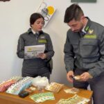 I finanzieri del Comando Provinciale di Palermo, nell’ambito della costante attività di controllo economico del territorio, nei pressi del mercato settimanale di Partinico (PA), hanno proceduto all’arresto in flagranza di reato di un soggetto, residente a Partinico, intento a spacciare cocaina. Durante le attività di perquisizione sono state individuate diverse dosi pronte per essere cedute oltre a un panetto di cocaina del peso di circa mezzo chilo e a circa 70.000 euro in contanti.