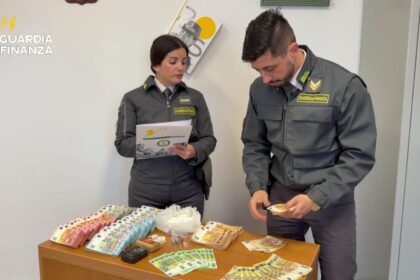I finanzieri del Comando Provinciale di Palermo, nell’ambito della costante attività di controllo economico del territorio, nei pressi del mercato settimanale di Partinico (PA), hanno proceduto all’arresto in flagranza di reato di un soggetto, residente a Partinico, intento a spacciare cocaina. Durante le attività di perquisizione sono state individuate diverse dosi pronte per essere cedute oltre a un panetto di cocaina del peso di circa mezzo chilo e a circa 70.000 euro in contanti.
