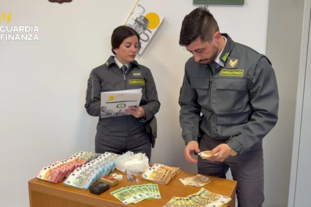 Partinico, arrestato spacciatore con mezzo chilo di cocaina: sequestrati 70mila euro nascosti nel muro I finanzieri del Comando Provinciale di Palermo, nell’ambito della costante attività di controllo economico del territorio, nei pressi del mercato settimanale di Partinico (PA), hanno proceduto all’arresto in flagranza di reato di un soggetto, residente a Partinico, intento a spacciare cocaina. Durante le attività di perquisizione sono state individuate diverse dosi pronte per essere cedute oltre a un panetto di cocaina del peso di circa mezzo chilo e a circa 70.000 euro in contanti.
