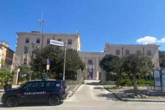 Palermo 5 maggio 2026 - La Cgil Palermo esprime plauso all’Arma dei Carabinieri e alla Procura di Palermo per gli arresti frutto di un’indagine che ha ricostruito l’esistenza di una “mafia rurale” ancora molto attiva a Corleone. In manette anche il nipote di Totò Riina. “Esprimiamo plauso per il lavoro svolto dalle forze dell’ordine e dai magistrati ma anche – dichiara il segretario generale Cgil Palermo Mario Ridulfo - forte preoccupazione rispetto al persistere di pratiche e modalità mafiose, ancora operanti nel corleonese con un’azione di controllo esercitata a forza di intimidazioni, minacce danneggiamenti. Una mentalità che ancora persiste e che denota l’insistenza e la pervasività della mafia, nonostante i colpi inferti e l'impegno delle istituzioni e dell’antimafia sociale. Si conferma l’interesse dei mafiosi per la ‘roba’, anche per quella oggetto di confisca e di chi ha in gestione beni sottratti alla mafia. La speranza è che prevalga, rispetto a una mentalità che cerca ancora favori e protezione, la reazione della parte sana della società”.
