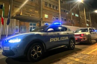 Il Questore della Provincia di Caltanissetta Marco Giambra ha emesso 43 provvedimenti applicativi di misure di prevenzione nei confronti di persone ritenute pericolose per l'ordine e la sicurezza pubblica. Venti di essi riguardano l'avviso orale notificato a soggetti arrestati e denunciati dalla Polizia di Stato e dall'Arma dei Carabinieri nel territorio provinciale poiché si sono resi protagonisti di condotte pericolose e antisociali quali: detenzione di armi o munizioni, furto, resistenza a pubblico ufficiale, minacce, atti persecutori e detenzione ai fini di spaccio di sostanze stupefacenti. Undici ammonimenti, per atti persecutori e maltrattamenti in famiglia, sono stati emessi nei confronti di soggetti che si sono resi autori di atti persecutori, lesioni personali, percosse e minacce nei confronti di compagne ed ex.