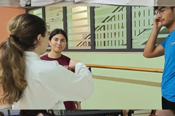 Sarah e Samuele: studenti universitari organizzano una giornata gratuita di autodifesa a Messina MESSINA – Sensibilizzare i giovani sul tema della sicurezza personale attraverso strumenti pratici, immediati e applicabili nella quotidianità. Con questo obiettivo si è svolta una nuova giornata di formazione dedicata alla difesa personale, che ha visto la partecipazione di numerose studentesse dell’Università di Messina impegnate in simulazioni realistiche di situazioni a rischio. Le attività hanno riguardato tecniche di svincolo da prese improvvise, liberazione da bloccaggi alle spalle e gestione delle reazioni in caso di aggressione, con particolare attenzione alla prevenzione e all’allontanamento rapido dal pericolo.
