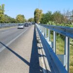 Sulla A19 Palermo-Catania chiudono con due mesi di anticipo i cantieri tra Bagheria e Villabate. Sono stati infatti ultimati i lavori di ammodernamento delle barriere di sicurezza lungo la carreggiata in direzione Palermo e da oggi il tratto autostradale è nuovamente percorribile senza restrizioni, ben prima della scadenza contrattuale fissata al 30 luglio 2026. Un risultato che consente di restituire piena fluidità alla circolazione proprio in vista dell’aumento del traffico per la stagione estiva e per il ponte del 2 giugno.