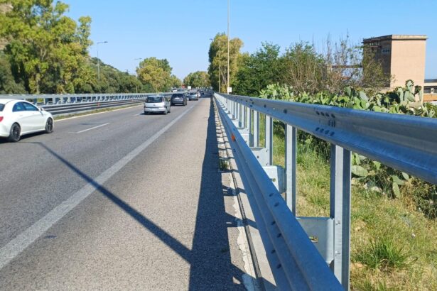 Autostrada A19, ultimati i lavori di ammodernamento tra Bagheria e Villabate, Schifani: «Cantieri chiusi con 2 mesi di anticipo» Sulla A19 Palermo-Catania chiudono con due mesi di anticipo i cantieri tra Bagheria e Villabate. Sono stati infatti ultimati i lavori di ammodernamento delle barriere di sicurezza lungo la carreggiata in direzione Palermo e da oggi il tratto autostradale è nuovamente percorribile senza restrizioni, ben prima della scadenza contrattuale fissata al 30 luglio 2026. Un risultato che consente di restituire piena fluidità alla circolazione proprio in vista dell’aumento del traffico per la stagione estiva e per il ponte del 2 giugno.