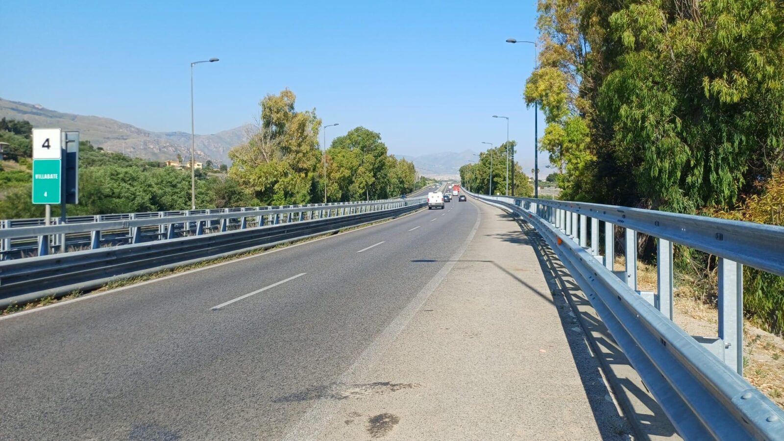 Autostrada A19, ultimati i lavori di ammodernamento tra Bagheria e Villabate, Schifani: «Cantieri chiusi con 2 mesi di anticipo» Sulla A19 Palermo-Catania chiudono con due mesi di anticipo i cantieri tra Bagheria e Villabate. Sono stati infatti ultimati i lavori di ammodernamento delle barriere di sicurezza lungo la carreggiata in direzione Palermo e da oggi il tratto autostradale è nuovamente percorribile senza restrizioni, ben prima della scadenza contrattuale fissata al 30 luglio 2026. Un risultato che consente di restituire piena fluidità alla circolazione proprio in vista dell’aumento del traffico per la stagione estiva e per il ponte del 2 giugno.
