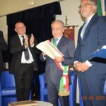 Il Comune di San Giuseppe Jato ha conferito ufficialmente la cittadinanza onoraria al prefetto Renato Cortese, nei locali del Centro diurno Giorgio La Pira. Un riconoscimento che ha assunto un significato storico e civile profondo, celebrato in occasione del trentesimo anniversario della cattura di Giovanni Brusca, avvenuta il 20 maggio 1996.