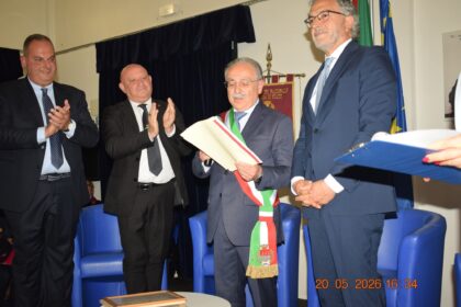 Il Comune di San Giuseppe Jato ha conferito ufficialmente la cittadinanza onoraria al prefetto Renato Cortese, nei locali del Centro diurno Giorgio La Pira. Un riconoscimento che ha assunto un significato storico e civile profondo, celebrato in occasione del trentesimo anniversario della cattura di Giovanni Brusca, avvenuta il 20 maggio 1996.