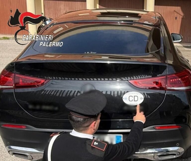 Carabinieri Palermo Falde impegnati nel controllo dellautovettura con logo e1778137914917