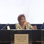Luci e ombre nel nuovo modello dell’assistenza territoriale per rafforzare la medicina di prossimità e garantire equità nell’accesso alle cure, supportando i casi vulnerabili e soprattutto la prevenzione. È il tema affrontato oggi e domani in un evento a Catania organizzato da Fials Catania, Sismed Catania e Fimmg Catania, alla presenza di medici, specialisti, infermieri, e di tutti gli operatori della sanità, oltre che di rappresentanti istituzionali, per un confronto sulla nuova normativa. Presenti tra gli altri il segretario generale nazionale Fials, Giuseppe Carbone, il presidente dell'Ars, Gaetano Galvagno, il deputato regionale Giuseppe Zitelli, il deputato regionale Nicola D’Agostino, Elena Marrazzi, responsabile nazionale donne Fials, il presidente del consiglio comunale Sebi Anastasi. Sono intervenuti anche il direttore dell’Asp di Catania, Giuseppe Laganga Senzio, il direttore dell’Anas Garibaldi, Giuseppe Giammanco, il direttore del policlinico, Giorgio Santonocito e il direttore del Cannizzaro, Salvatore Giuffrida. L’appuntamento è a Palazzo della Cultura in via Vittorio Emanuele, 121. “Nella sanità è stata avviata una trasformazione epocale – spiega Agata Consoli, segretario provinciale Fials Catania - case di comunità, ospedali di comunità, centrali operative territoriali, sono i nuovi pilastri nati per rafforzare la medicina di prossimità e garantire a tutti i cittadini equità e rapidità di accesso alle cure. Come sindacato, in questo periodo ci siamo dovuti sdoppiare: da una parte a tutela e garanzia delle sacrosante richieste dei lavoratori, disorientati da queste novità, dall'altra come partner leale dell'azienda per facilitare la realizzazione di questo nuovo modello. Tuttavia, le nuove strutture non possono rimanere scatole vuote. Solo con l'impegno corale di tutti e qui chiamo in causa direttamente la classe politica e il Governo, potremo trovare il giusto equilibrio. Servono investimenti e, soprattutto, serve nuovo personale. Dobbiamo assumere per umanizzare le cure. Il DM 77 è il nostro tentativo più concreto di riavvicinare la sanità al cittadino. L'obiettivo finale di tutto questo nostro lavoro è uno solo: dare risposte immediate, dirette e restituire un volto umano e solidale al rapporto tra paziente e servizio sanitario”. Per Giuseppe Di Stefano, segretario Sismed, “la pandemia ha dolorosamente evidenziato l'urgenza di rafforzare la medicina territoriale. La Sismed, società scientifica multidisciplinare, assieme alla Fials e alla Fimmg, il sindacato medico più rappresentativo dei medici di medicina generale, ritengono importante essere parte attiva nella formazione, e sottolineano le criticità di questo nuovo modello organizzativo che determinerà una profonda revisione del sistema sanitario. È molto importante discutere su come trasformare concretamente l'assistenza territoriale del nostro Paese e della nostra Sicilia in particolare. Siamo consapevoli delle sfide: la carenza di personale, la necessità di formare nuove figure professionali e le scadenze stringenti del Pnrr. Tuttavia, il decreto ministeriale 77 del 2022 è un'opportunità irripetibile per definire una tassonomia comune dell'assistenza e per dare vita a quella 'sanità di iniziativa' tanto necessaria per la gestione delle cronicità”.