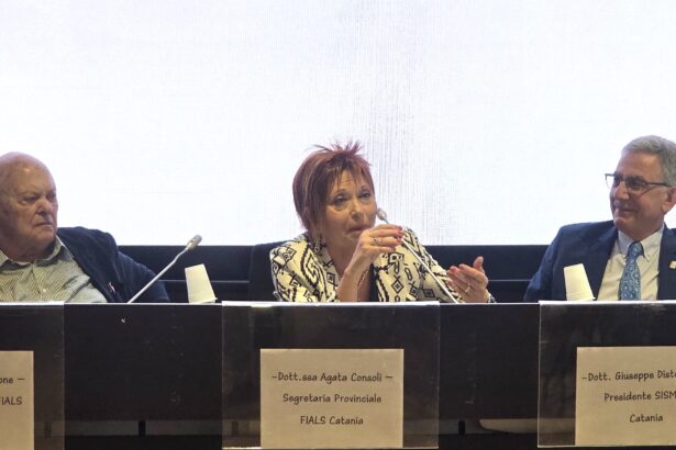 Luci e ombre nel nuovo modello dell’assistenza territoriale per rafforzare la medicina di prossimità e garantire equità nell’accesso alle cure, supportando i casi vulnerabili e soprattutto la prevenzione. È il tema affrontato oggi e domani in un evento a Catania organizzato da Fials Catania, Sismed Catania e Fimmg Catania, alla presenza di medici, specialisti, infermieri, e di tutti gli operatori della sanità, oltre che di rappresentanti istituzionali, per un confronto sulla nuova normativa. Presenti tra gli altri il segretario generale nazionale Fials, Giuseppe Carbone, il presidente dell'Ars, Gaetano Galvagno, il deputato regionale Giuseppe Zitelli, il deputato regionale Nicola D’Agostino, Elena Marrazzi, responsabile nazionale donne Fials, il presidente del consiglio comunale Sebi Anastasi. Sono intervenuti anche il direttore dell’Asp di Catania, Giuseppe Laganga Senzio, il direttore dell’Anas Garibaldi, Giuseppe Giammanco, il direttore del policlinico, Giorgio Santonocito e il direttore del Cannizzaro, Salvatore Giuffrida. L’appuntamento è a Palazzo della Cultura in via Vittorio Emanuele, 121. “Nella sanità è stata avviata una trasformazione epocale – spiega Agata Consoli, segretario provinciale Fials Catania - case di comunità, ospedali di comunità, centrali operative territoriali, sono i nuovi pilastri nati per rafforzare la medicina di prossimità e garantire a tutti i cittadini equità e rapidità di accesso alle cure. Come sindacato, in questo periodo ci siamo dovuti sdoppiare: da una parte a tutela e garanzia delle sacrosante richieste dei lavoratori, disorientati da queste novità, dall'altra come partner leale dell'azienda per facilitare la realizzazione di questo nuovo modello. Tuttavia, le nuove strutture non possono rimanere scatole vuote. Solo con l'impegno corale di tutti e qui chiamo in causa direttamente la classe politica e il Governo, potremo trovare il giusto equilibrio. Servono investimenti e, soprattutto, serve nuovo personale. Dobbiamo assumere per umanizzare le cure. Il DM 77 è il nostro tentativo più concreto di riavvicinare la sanità al cittadino. L'obiettivo finale di tutto questo nostro lavoro è uno solo: dare risposte immediate, dirette e restituire un volto umano e solidale al rapporto tra paziente e servizio sanitario”. Per Giuseppe Di Stefano, segretario Sismed, “la pandemia ha dolorosamente evidenziato l'urgenza di rafforzare la medicina territoriale. La Sismed, società scientifica multidisciplinare, assieme alla Fials e alla Fimmg, il sindacato medico più rappresentativo dei medici di medicina generale, ritengono importante essere parte attiva nella formazione, e sottolineano le criticità di questo nuovo modello organizzativo che determinerà una profonda revisione del sistema sanitario. È molto importante discutere su come trasformare concretamente l'assistenza territoriale del nostro Paese e della nostra Sicilia in particolare. Siamo consapevoli delle sfide: la carenza di personale, la necessità di formare nuove figure professionali e le scadenze stringenti del Pnrr. Tuttavia, il decreto ministeriale 77 del 2022 è un'opportunità irripetibile per definire una tassonomia comune dell'assistenza e per dare vita a quella 'sanità di iniziativa' tanto necessaria per la gestione delle cronicità”.