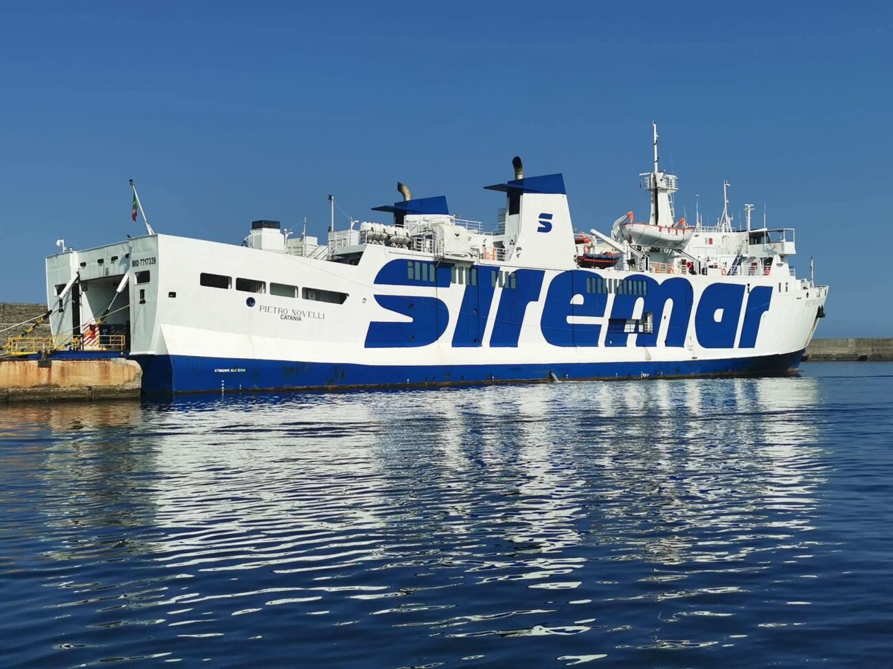 Dal 15 maggio i traghetti per le isole minori siciliane costeranno tra il 30 e il 50% in più. Caronte & Tourist ha comunicato l'aumento alle biglietterie di scalo con una nota ufficiale, colpendo residenti, pendolari, turisti e autotrasportatori. Fanno eccezione, per ora, i collegamenti con Lampedusa e Linosa.