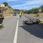 Due vite spezzate nel cuore della Sicilia. Un violento impatto frontale fra uno scooter 300 e un'autovettura ha causato la morte di una coppia di giovani turisti statunitensi nel primo pomeriggio di oggi, lungo la strada statale 115 tra le contrade San Giorgio e Macauda, in territorio di Sciacca.