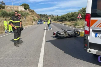 Due vite spezzate nel cuore della Sicilia. Un violento impatto frontale fra uno scooter 300 e un'autovettura ha causato la morte di una coppia di giovani turisti statunitensi nel primo pomeriggio di oggi, lungo la strada statale 115 tra le contrade San Giorgio e Macauda, in territorio di Sciacca.