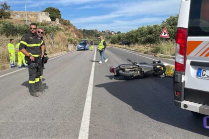 Due vite spezzate nel cuore della Sicilia. Un violento impatto frontale fra uno scooter 300 e un'autovettura ha causato la morte di una coppia di giovani turisti statunitensi nel primo pomeriggio di oggi, lungo la strada statale 115 tra le contrade San Giorgio e Macauda, in territorio di Sciacca.