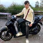 Un intero rione si è stretto attorno alla famiglia di Giovanni Busè, il sedicenne di Brancaccio scomparso dopo giorni di agonia in seguito al violento scontro del 7 maggio tra il suo scooter Honda SH 125 e una pala meccanica della Rap, all'incrocio tra via Ingham e via Corleone. Questa mattina alle 11.30, nella chiesa di San Basilio, tra corso Calatafimi e Mezzomonreale, sono stati celebrati i funerali: il feretro è partito dall'abitazione portato a spalla dagli amici, scortato da un corteo di scooter, palloncini bianchi e striscioni preparati dai ragazzi del quartiere.