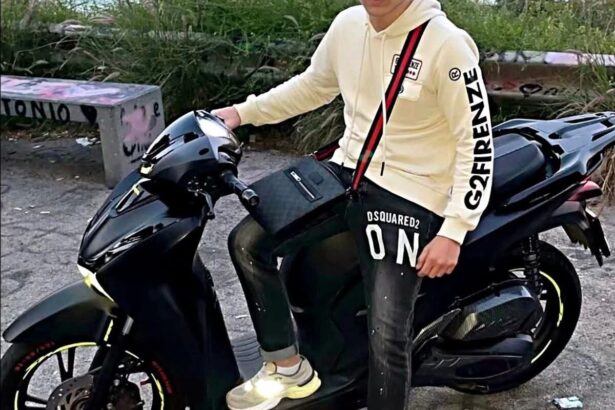 Aveva 16 anni e una vita davanti: Palermo piange Nanni, ucciso da una pala meccanica Un intero rione si è stretto attorno alla famiglia di Giovanni Busè, il sedicenne di Brancaccio scomparso dopo giorni di agonia in seguito al violento scontro del 7 maggio tra il suo scooter Honda SH 125 e una pala meccanica della Rap, all'incrocio tra via Ingham e via Corleone. Questa mattina alle 11.30, nella chiesa di San Basilio, tra corso Calatafimi e Mezzomonreale, sono stati celebrati i funerali: il feretro è partito dall'abitazione portato a spalla dagli amici, scortato da un corteo di scooter, palloncini bianchi e striscioni preparati dai ragazzi del quartiere.