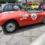 Palermo – Rombo di motori e applausi oggi in piazza Verdi a Palermo, davanti al Teatro Massimo, per l’arrivo dei 200 equipaggi che hanno concluso con successo la XXXV rievocazione storica del Giro di Sicilia. La leggendaria manifestazione automobilistica, ideata nel 1912 da Vincenzo Florio, ha vissuto un’edizione memorabile all’insegna della passione, della cultura e della solidarietà.