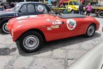 Palermo – Rombo di motori e applausi oggi in piazza Verdi a Palermo, davanti al Teatro Massimo, per l’arrivo dei 200 equipaggi che hanno concluso con successo la XXXV rievocazione storica del Giro di Sicilia. La leggendaria manifestazione automobilistica, ideata nel 1912 da Vincenzo Florio, ha vissuto un’edizione memorabile all’insegna della passione, della cultura e della solidarietà.