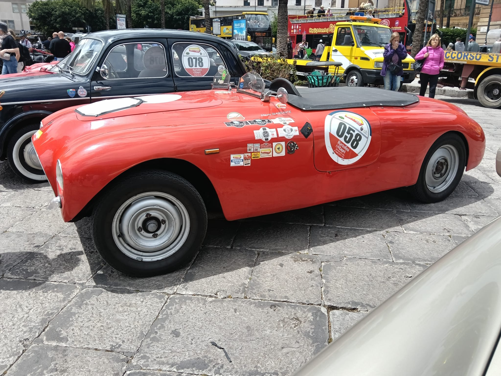 Palermo – Rombo di motori e applausi oggi in piazza Verdi a Palermo, davanti al Teatro Massimo, per l’arrivo dei 200 equipaggi che hanno concluso con successo la XXXV rievocazione storica del Giro di Sicilia. La leggendaria manifestazione automobilistica, ideata nel 1912 da Vincenzo Florio, ha vissuto un’edizione memorabile all’insegna della passione, della cultura e della solidarietà.
